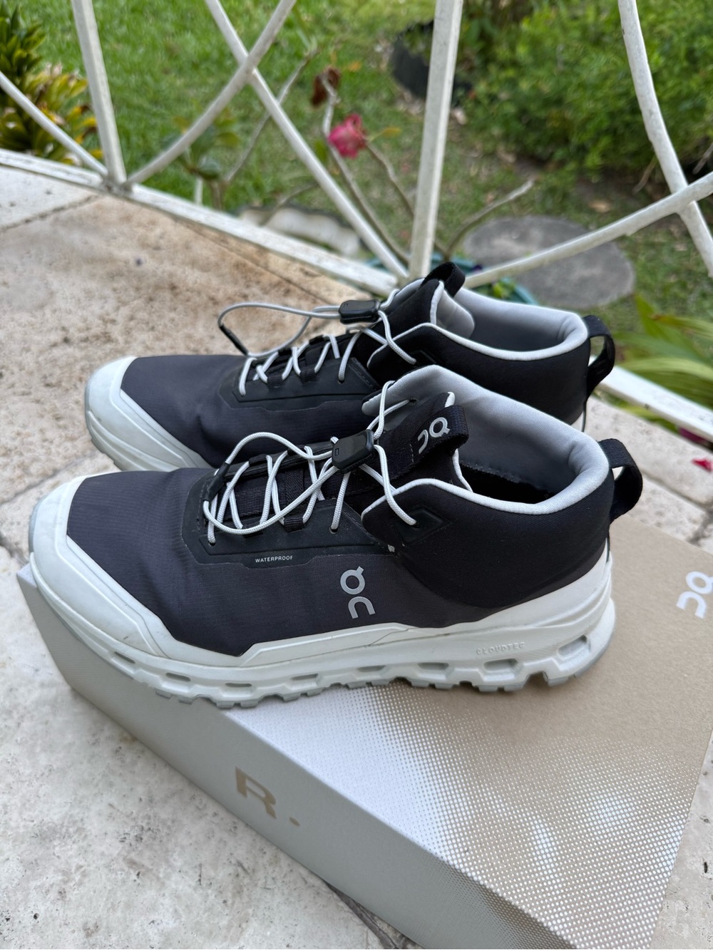 On Running Youth Waterproof Boots (Size Y6)